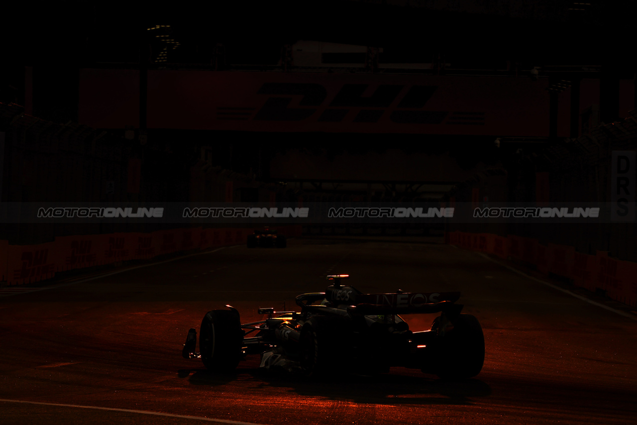 GP SINGAPORE, Lewis Hamilton (GBR) Mercedes AMG F1 W14.

15.09.2023. Formula 1 World Championship, Rd 16, Singapore Grand Prix, Marina Bay Street Circuit, Singapore, Practice Day.

- www.xpbimages.com, EMail: requests@xpbimages.com © Copyright: Charniaux / XPB Images