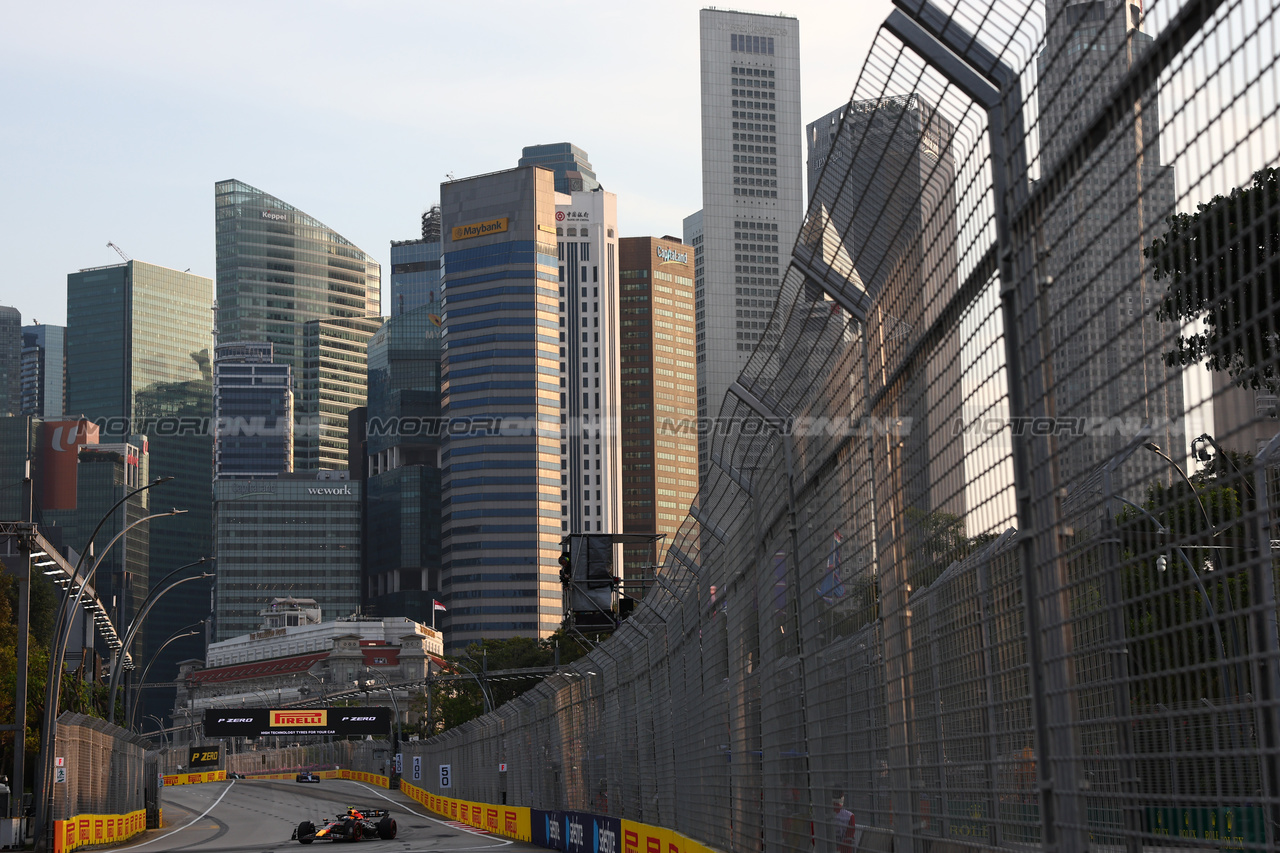 GP SINGAPORE, Sergio Perez (MEX) Red Bull Racing RB19.

15.09.2023. Formula 1 World Championship, Rd 16, Singapore Grand Prix, Marina Bay Street Circuit, Singapore, Practice Day.

 - www.xpbimages.com, EMail: requests@xpbimages.com © Copyright: Coates / XPB Images