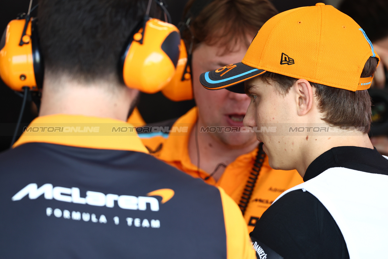 GP SINGAPORE, Oscar Piastri (AUS) McLaren.

15.09.2023. Formula 1 World Championship, Rd 16, Singapore Grand Prix, Marina Bay Street Circuit, Singapore, Practice Day.

 - www.xpbimages.com, EMail: requests@xpbimages.com © Copyright: Coates / XPB Images