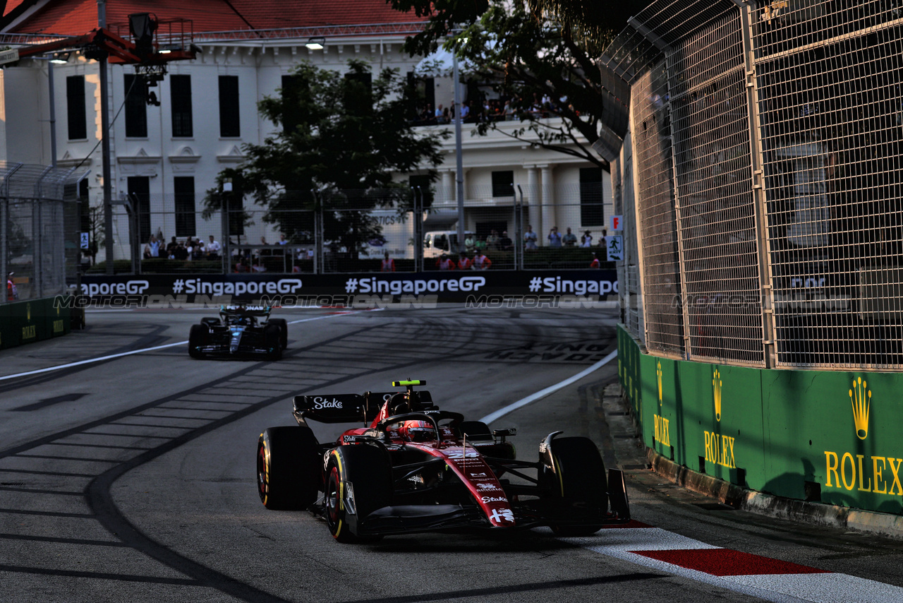 GP SINGAPORE, Zhou Guanyu (CHN) Alfa Romeo F1 Team C43.

15.09.2023. Formula 1 World Championship, Rd 16, Singapore Grand Prix, Marina Bay Street Circuit, Singapore, Practice Day.

 - www.xpbimages.com, EMail: requests@xpbimages.com © Copyright: Rew / XPB Images