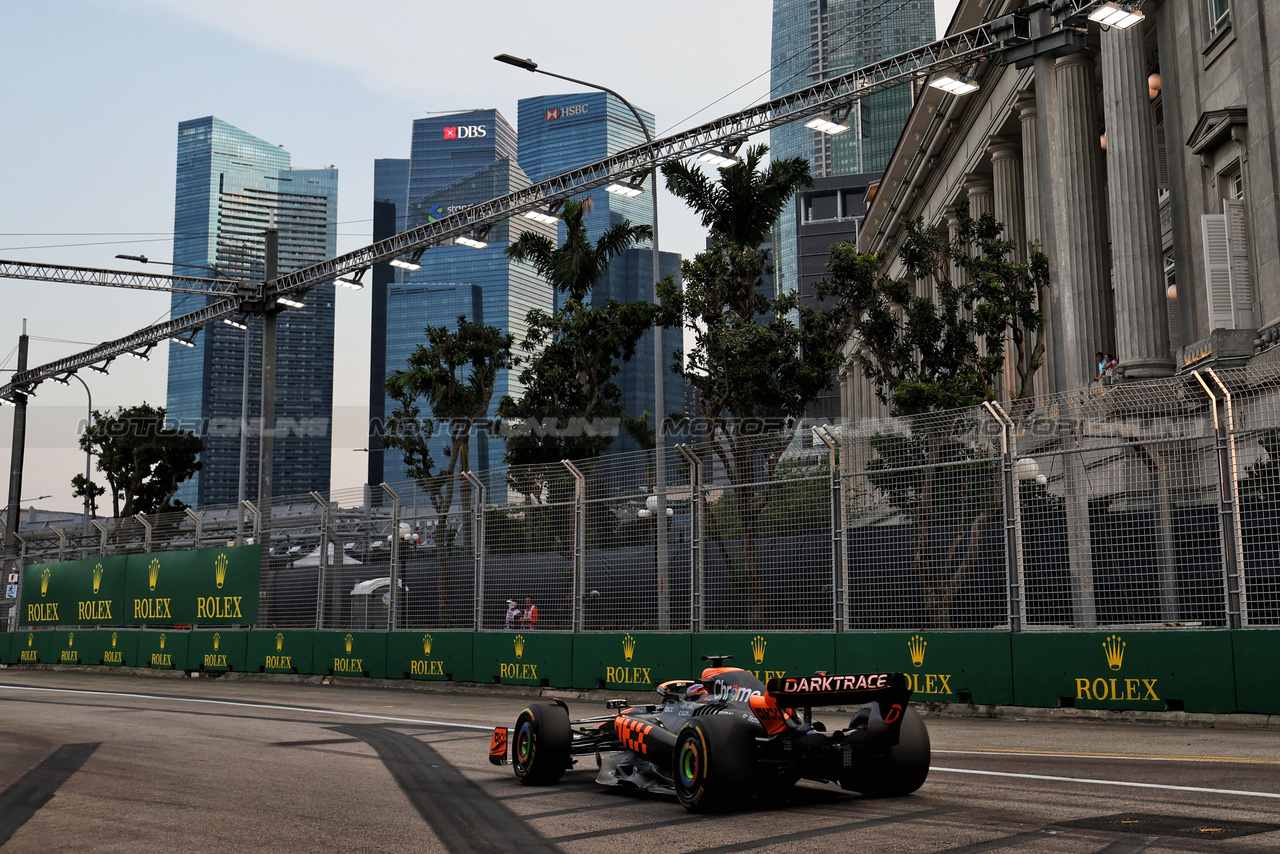 GP SINGAPORE, Oscar Piastri (AUS) McLaren MCL60.

15.09.2023. Formula 1 World Championship, Rd 16, Singapore Grand Prix, Marina Bay Street Circuit, Singapore, Practice Day.

 - www.xpbimages.com, EMail: requests@xpbimages.com © Copyright: Rew / XPB Images