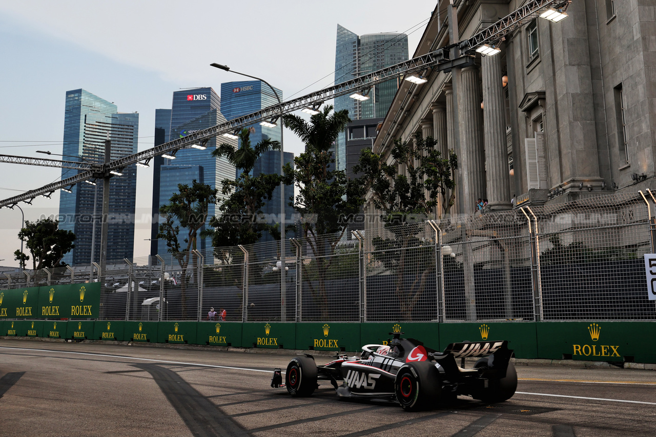 GP SINGAPORE, Kevin Magnussen (DEN) Haas VF-23.

15.09.2023. Formula 1 World Championship, Rd 16, Singapore Grand Prix, Marina Bay Street Circuit, Singapore, Practice Day.

 - www.xpbimages.com, EMail: requests@xpbimages.com © Copyright: Rew / XPB Images