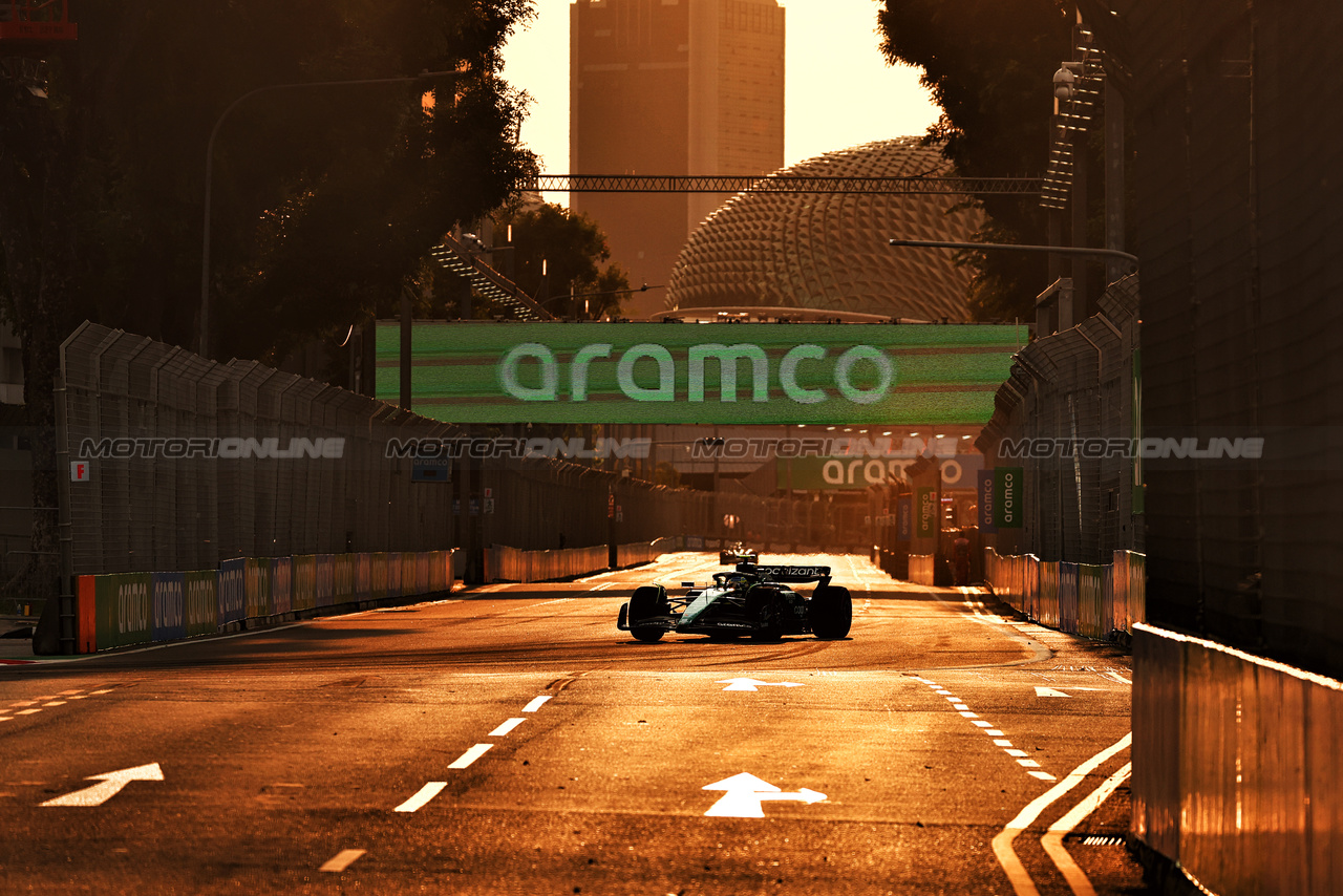 GP SINGAPORE, Fernando Alonso (ESP) Aston Martin F1 Team AMR23.

15.09.2023. Formula 1 World Championship, Rd 16, Singapore Grand Prix, Marina Bay Street Circuit, Singapore, Practice Day.

- www.xpbimages.com, EMail: requests@xpbimages.com © Copyright: Bearne / XPB Images