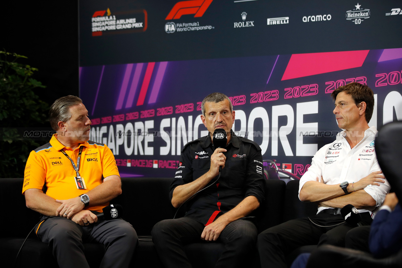 GP SINGAPORE, (L to R): Zak Brown (USA) McLaren Executive Director; Guenther Steiner (ITA) Haas F1 Team Prinicipal; e Toto Wolff (GER) Mercedes AMG F1 Shareholder e Executive Director, in the FIA Press Conference.

15.09.2023. Formula 1 World Championship, Rd 16, Singapore Grand Prix, Marina Bay Street Circuit, Singapore, Practice Day.

- www.xpbimages.com, EMail: requests@xpbimages.com © Copyright: XPB Images