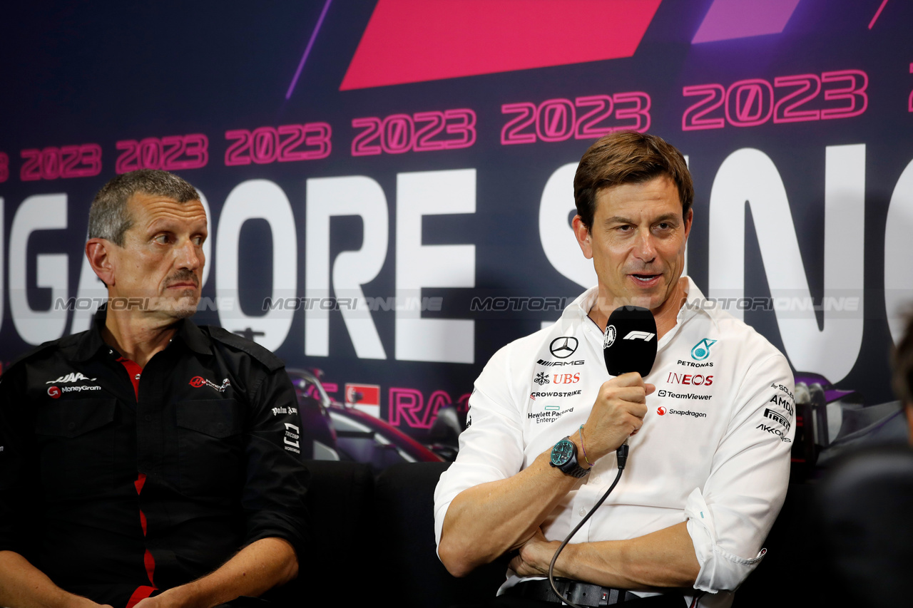 GP SINGAPORE, (L to R): Guenther Steiner (ITA) Haas F1 Team Prinicipal e Toto Wolff (GER) Mercedes AMG F1 Shareholder e Executive Director in the FIA Press Conference.

15.09.2023. Formula 1 World Championship, Rd 16, Singapore Grand Prix, Marina Bay Street Circuit, Singapore, Practice Day.

- www.xpbimages.com, EMail: requests@xpbimages.com © Copyright: XPB Images