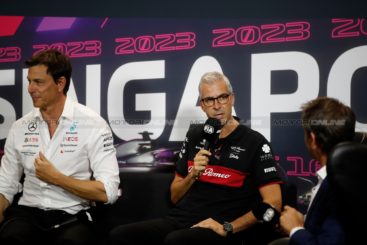 GP SINGAPORE, (L to R): Toto Wolff (GER) Mercedes AMG F1 Shareholder e Executive Director e Alessandro Alunni Bravi (ITA) Alfa Romeo F1 Team Managing Director e Team Representative in the FIA Press Conference.

15.09.2023. Formula 1 World Championship, Rd 16, Singapore Grand Prix, Marina Bay Street Circuit, Singapore, Practice Day.

- www.xpbimages.com, EMail: requests@xpbimages.com © Copyright: XPB Images