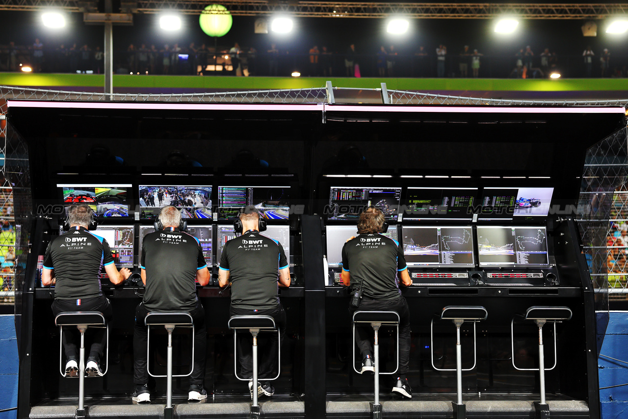 GP SINGAPORE, Alpine F1 Team pit gantry.

15.09.2023. Formula 1 World Championship, Rd 16, Singapore Grand Prix, Marina Bay Street Circuit, Singapore, Practice Day.

- www.xpbimages.com, EMail: requests@xpbimages.com © Copyright: Batchelor / XPB Images