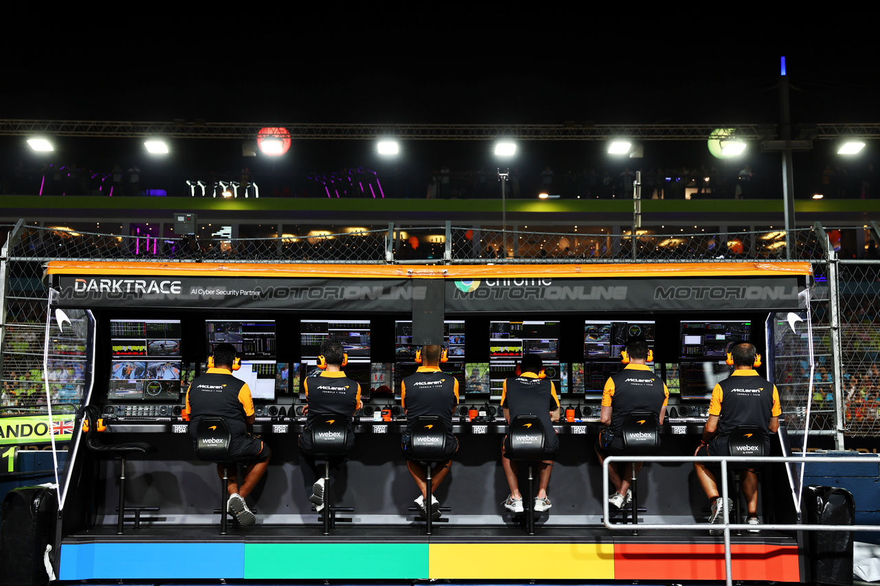 GP SINGAPORE, McLaren pit gantry.

15.09.2023. Formula 1 World Championship, Rd 16, Singapore Grand Prix, Marina Bay Street Circuit, Singapore, Practice Day.

- www.xpbimages.com, EMail: requests@xpbimages.com © Copyright: Batchelor / XPB Images