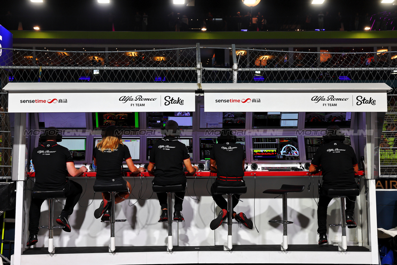 GP SINGAPORE, Alfa Romeo F1 Team pit gantry.

15.09.2023. Formula 1 World Championship, Rd 16, Singapore Grand Prix, Marina Bay Street Circuit, Singapore, Practice Day.

- www.xpbimages.com, EMail: requests@xpbimages.com © Copyright: Batchelor / XPB Images