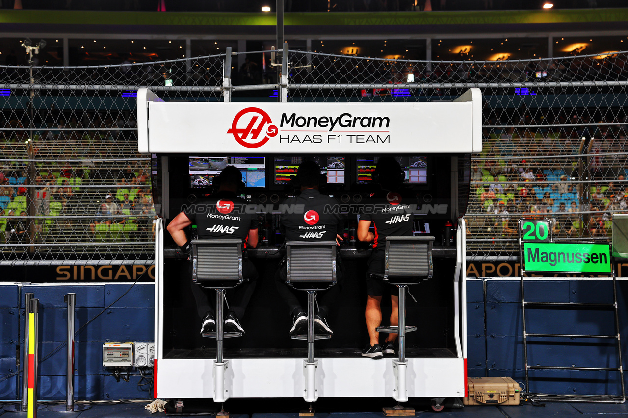 GP SINGAPORE, Haas F1 Team pit gantry.

15.09.2023. Formula 1 World Championship, Rd 16, Singapore Grand Prix, Marina Bay Street Circuit, Singapore, Practice Day.

- www.xpbimages.com, EMail: requests@xpbimages.com © Copyright: Batchelor / XPB Images