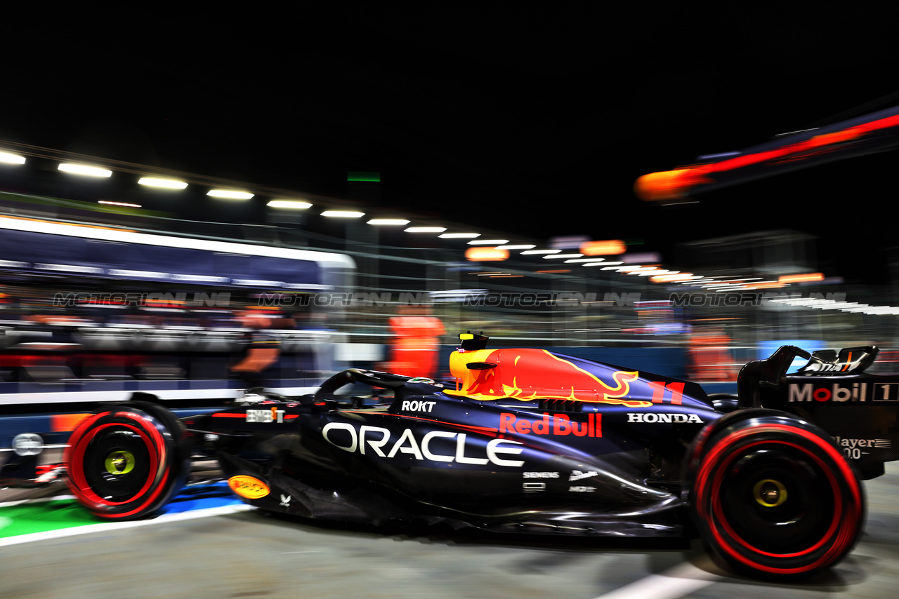 GP SINGAPORE, Sergio Perez (MEX) Red Bull Racing RB19 leaves the pits.

15.09.2023. Formula 1 World Championship, Rd 16, Singapore Grand Prix, Marina Bay Street Circuit, Singapore, Practice Day.

- www.xpbimages.com, EMail: requests@xpbimages.com © Copyright: Batchelor / XPB Images