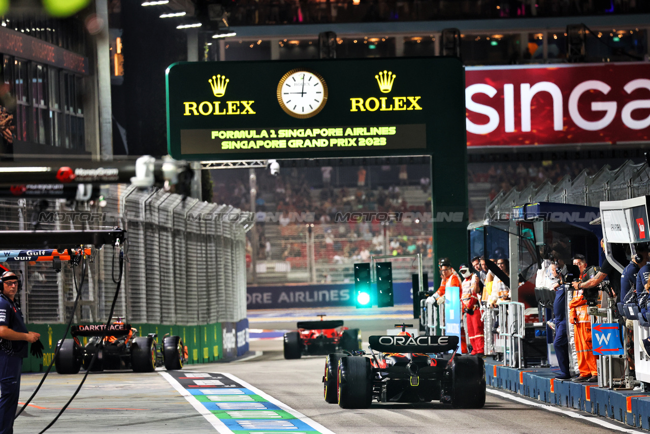 GP SINGAPORE, Max Verstappen (NLD) Red Bull Racing RB19 leaves the pits.

15.09.2023. Formula 1 World Championship, Rd 16, Singapore Grand Prix, Marina Bay Street Circuit, Singapore, Practice Day.

- www.xpbimages.com, EMail: requests@xpbimages.com © Copyright: Batchelor / XPB Images