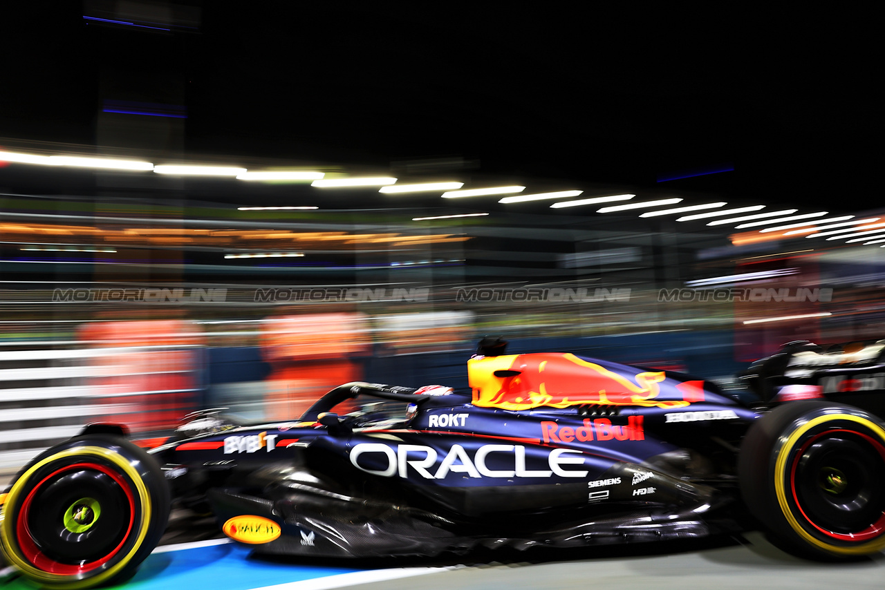 GP SINGAPORE, Max Verstappen (NLD) Red Bull Racing RB19 leaves the pits.

15.09.2023. Formula 1 World Championship, Rd 16, Singapore Grand Prix, Marina Bay Street Circuit, Singapore, Practice Day.

- www.xpbimages.com, EMail: requests@xpbimages.com © Copyright: Batchelor / XPB Images