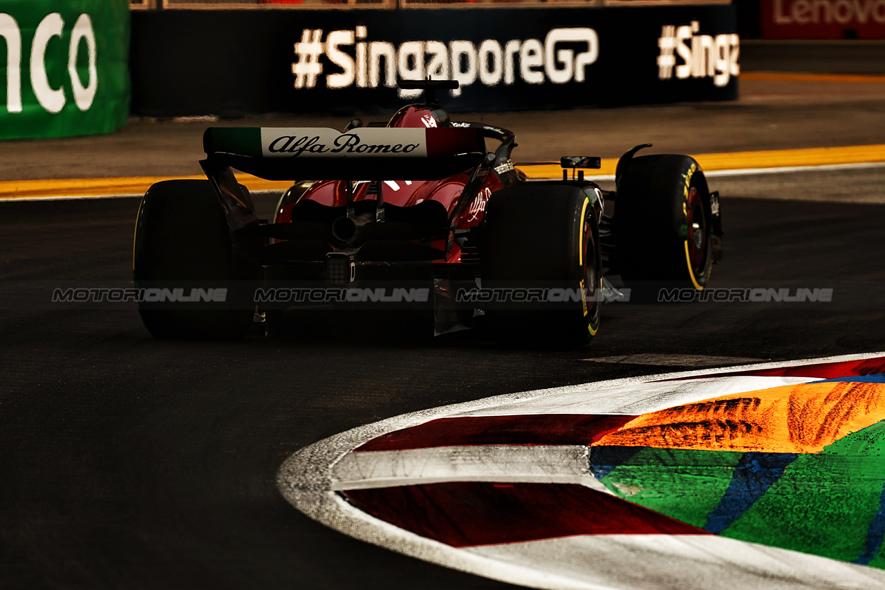 GP SINGAPORE, Valtteri Bottas (FIN) Alfa Romeo F1 Team C43.

15.09.2023. Formula 1 World Championship, Rd 16, Singapore Grand Prix, Marina Bay Street Circuit, Singapore, Practice Day.

- www.xpbimages.com, EMail: requests@xpbimages.com © Copyright: Bearne / XPB Images