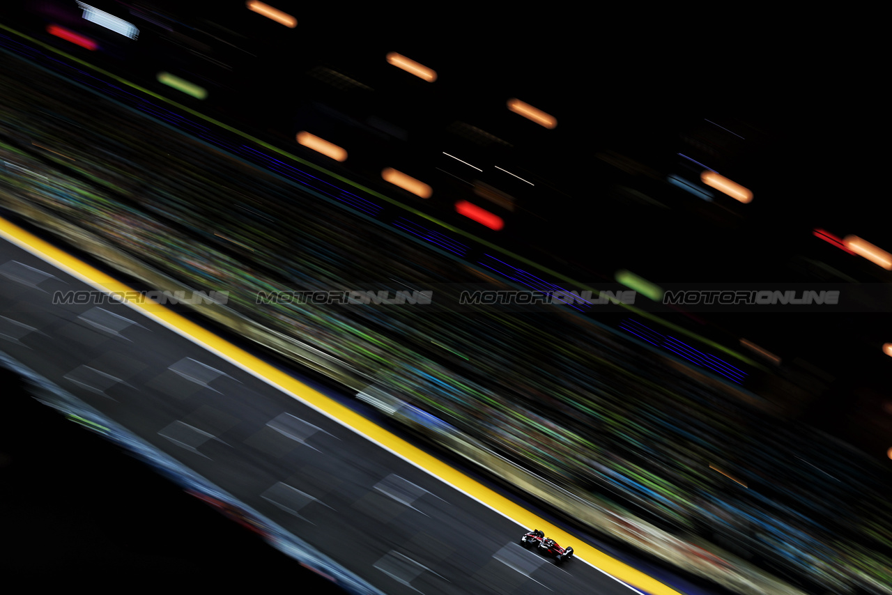 GP SINGAPORE, Valtteri Bottas (FIN) Alfa Romeo F1 Team C43.

15.09.2023. Formula 1 World Championship, Rd 16, Singapore Grand Prix, Marina Bay Street Circuit, Singapore, Practice Day.

- www.xpbimages.com, EMail: requests@xpbimages.com © Copyright: Moy / XPB Images