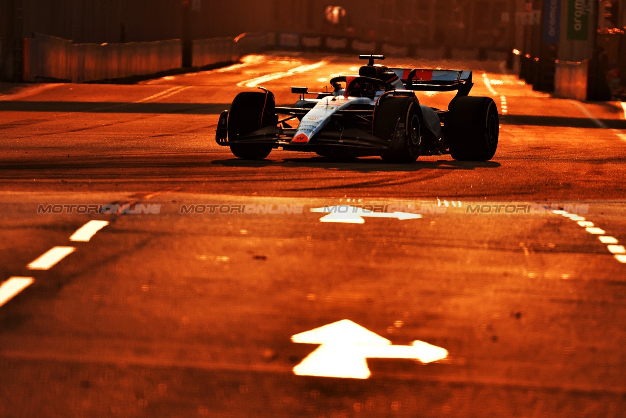 GP SINGAPORE, Alexander Albon (THA) Williams Racing FW45.

Formula 1 World Championship, Rd 16, Singapore Grand Prix, Venerdi' 15th September 2023. Marina Bay Street Circuit, Singapore.

15.09.2023. Formula 1 World Championship, Rd 16, Singapore Grand Prix, Marina Bay Street Circuit, Singapore, Practice Day.

- www.xpbimages.com, EMail: requests@xpbimages.com © Copyright: Bearne / XPB Images