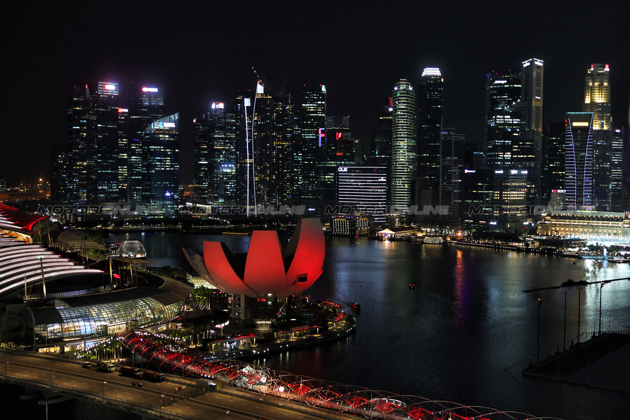 GP SINGAPORE, Circuit Atmosfera - City Skyscape.

15.09.2023. Formula 1 World Championship, Rd 16, Singapore Grand Prix, Marina Bay Street Circuit, Singapore, Practice Day.

- www.xpbimages.com, EMail: requests@xpbimages.com © Copyright: Moy / XPB Images