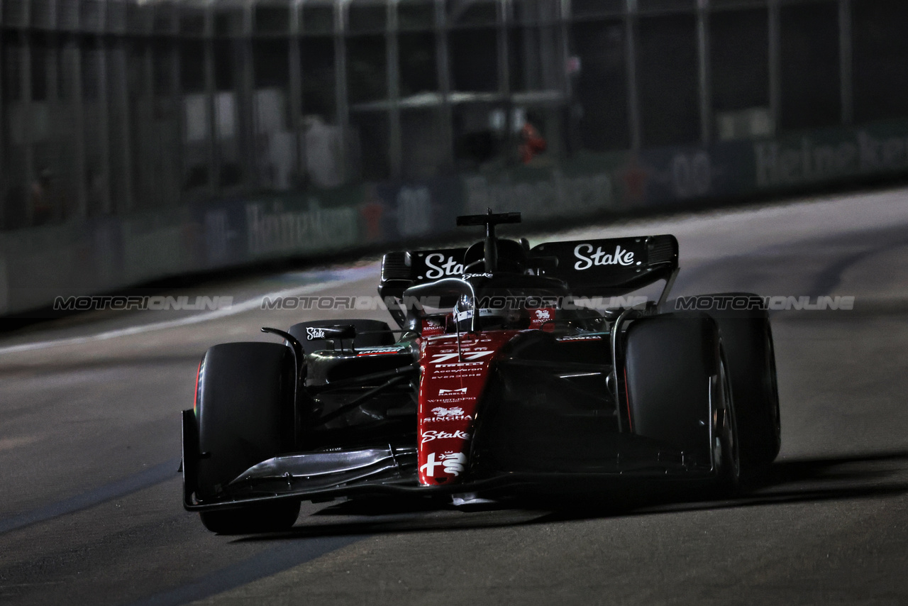 GP SINGAPORE, Valtteri Bottas (FIN) Alfa Romeo F1 Team C43.

15.09.2023. Formula 1 World Championship, Rd 16, Singapore Grand Prix, Marina Bay Street Circuit, Singapore, Practice Day.

- www.xpbimages.com, EMail: requests@xpbimages.com © Copyright: Bearne / XPB Images