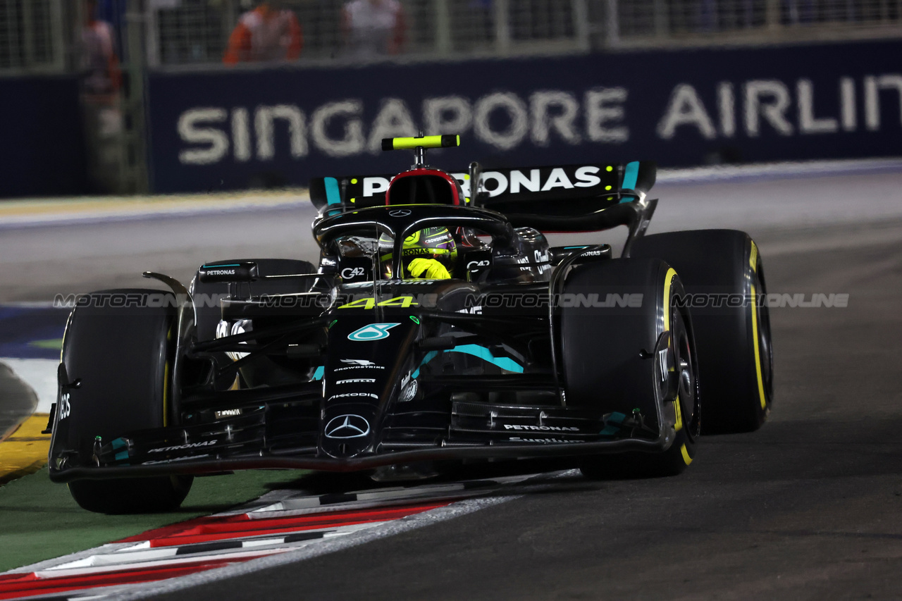 GP SINGAPORE, Lewis Hamilton (GBR) Mercedes AMG F1 W14.

15.09.2023. Formula 1 World Championship, Rd 16, Singapore Grand Prix, Marina Bay Street Circuit, Singapore, Practice Day.

- www.xpbimages.com, EMail: requests@xpbimages.com © Copyright: Batchelor / XPB Images
