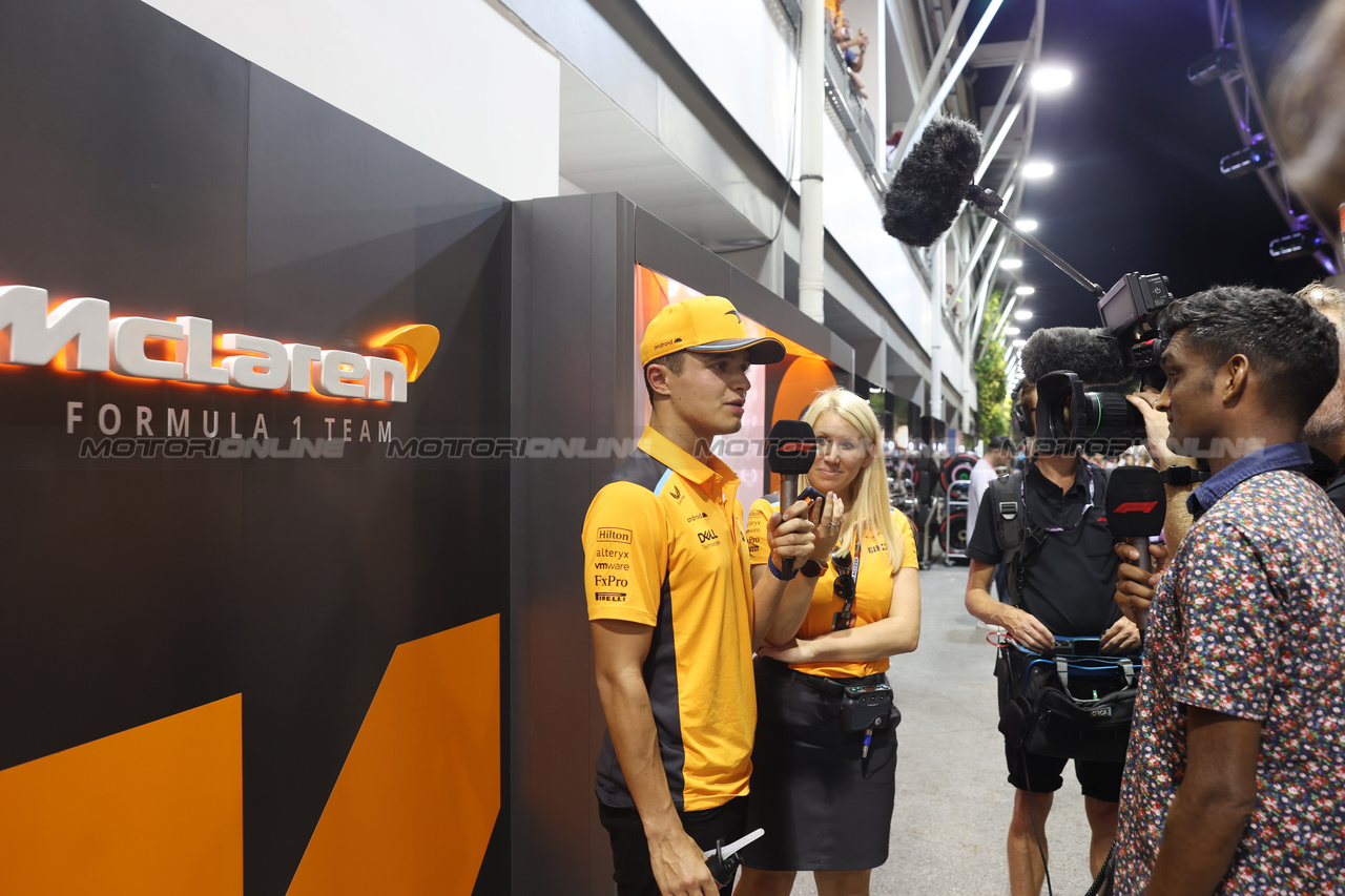 GP SINGAPORE, Lando Norris (GBR) McLaren with Lawrence Barretto (GBR) Formula 1 Senior Writer Editor.

15.09.2023. Formula 1 World Championship, Rd 16, Singapore Grand Prix, Marina Bay Street Circuit, Singapore, Practice Day.

- www.xpbimages.com, EMail: requests@xpbimages.com © Copyright: Batchelor / XPB Images