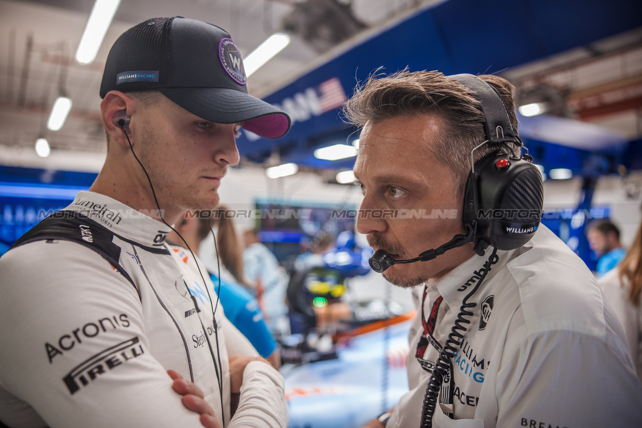 GP SINGAPORE, Logan Sargeant (USA) Williams Racing with Gaetan Jego, Williams Racing Gara Engineer.

15.09.2023. Formula 1 World Championship, Rd 16, Singapore Grand Prix, Marina Bay Street Circuit, Singapore, Practice Day.

- www.xpbimages.com, EMail: requests@xpbimages.com © Copyright: Bearne / XPB Images