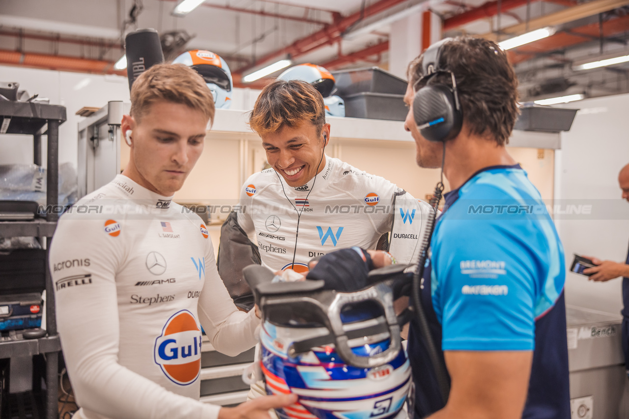 GP SINGAPORE, (L to R): Logan Sargeant (USA) Williams Racing with Alexander Albon (THA) Williams Racing e Ben Jacobs (AUS) Williams Racing Personal Trainer.

15.09.2023. Formula 1 World Championship, Rd 16, Singapore Grand Prix, Marina Bay Street Circuit, Singapore, Practice Day.

- www.xpbimages.com, EMail: requests@xpbimages.com © Copyright: Bearne / XPB Images