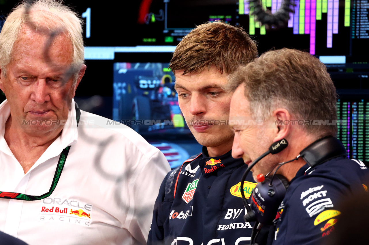 GP SINGAPORE, Max Verstappen (NLD) Red Bull Racing with Dr Helmut Marko (AUT) Red Bull Motorsport Consultant (Left) e Christian Horner (GBR) Red Bull Racing Team Principal (Right).

15.09.2023. Formula 1 World Championship, Rd 16, Singapore Grand Prix, Marina Bay Street Circuit, Singapore, Practice Day.

- www.xpbimages.com, EMail: requests@xpbimages.com © Copyright: Batchelor / XPB Images