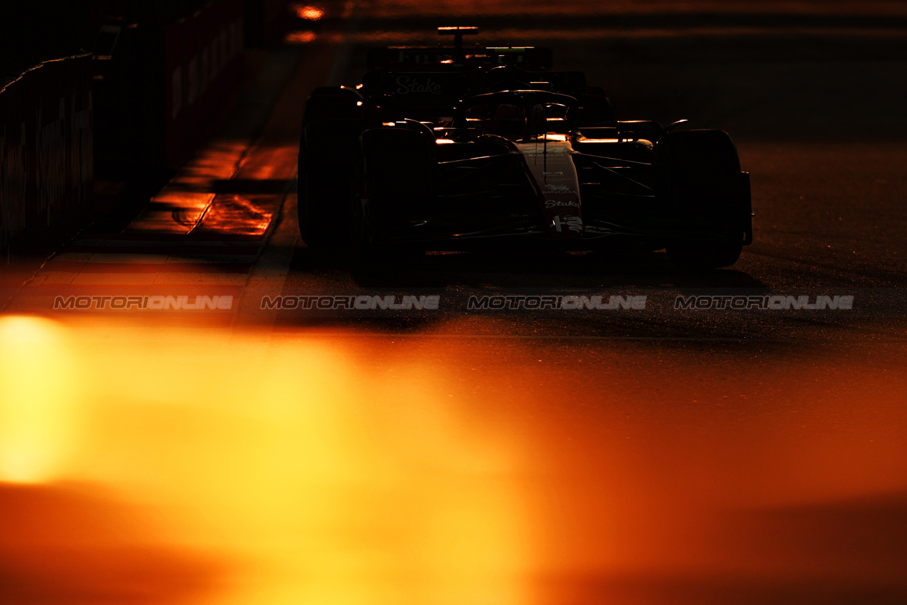 GP SINGAPORE, Zhou Guanyu (CHN) Alfa Romeo F1 Team C43.

15.09.2023. Formula 1 World Championship, Rd 16, Singapore Grand Prix, Marina Bay Street Circuit, Singapore, Practice Day.

- www.xpbimages.com, EMail: requests@xpbimages.com © Copyright: Moy / XPB Images