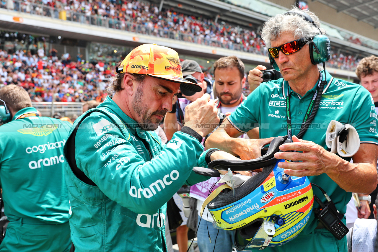 GP SPAGNA, Fernando Alonso (ESP) Aston Martin F1 Team on the grid.

04.06.2023. Formula 1 World Championship, Rd 8, Spanish Grand Prix, Barcelona, Spain, Gara Day.

- www.xpbimages.com, EMail: requests@xpbimages.com ¬© Copyright: Batchelor / XPB Images