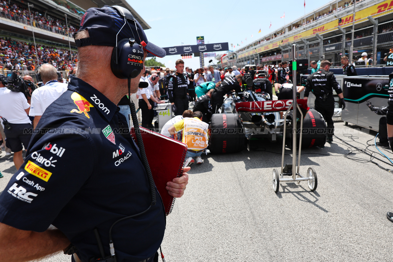 GP SPAGNA, Adrian Newey (GBR) Red Bull Racing Chief Technical Officer looks at Lewis Hamilton (GBR) Mercedes AMG F1 W14 on the grid.

04.06.2023. Formula 1 World Championship, Rd 8, Spanish Grand Prix, Barcelona, Spain, Gara Day.

- www.xpbimages.com, EMail: requests@xpbimages.com ¬© Copyright: Batchelor / XPB Images