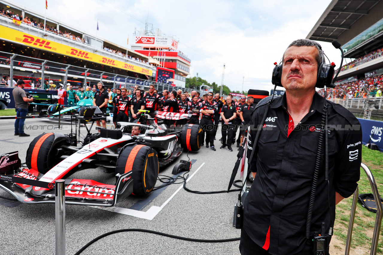 GP SPAGNA, Guenther Steiner (ITA) Haas F1 Team Prinicipal on the grid.

04.06.2023. Formula 1 World Championship, Rd 8, Spanish Grand Prix, Barcelona, Spain, Gara Day.

- www.xpbimages.com, EMail: requests@xpbimages.com ¬© Copyright: Batchelor / XPB Images