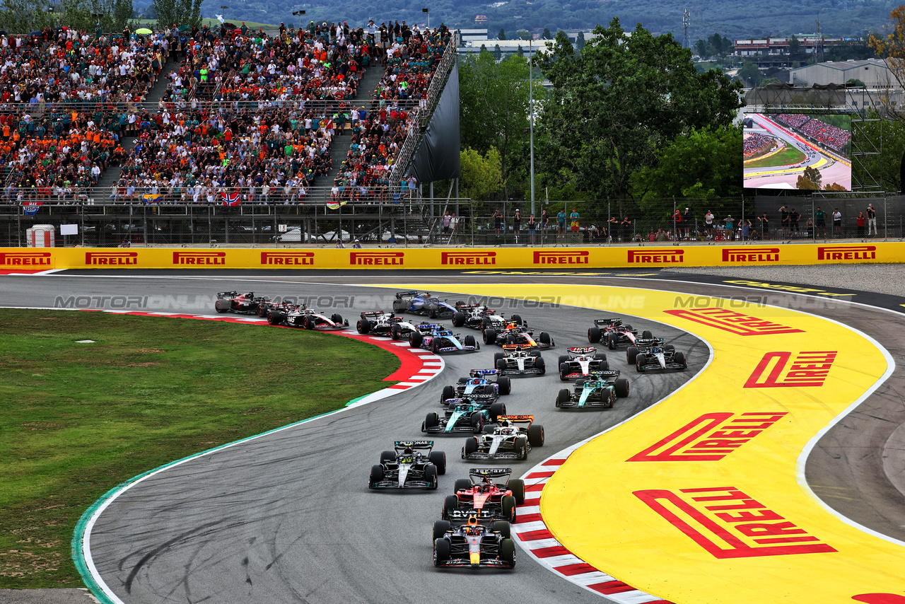 GP SPAGNA, Max Verstappen (NLD) Red Bull Racing RB19 davanti a at the partenza of the race.

04.06.2023. Formula 1 World Championship, Rd 8, Spanish Grand Prix, Barcelona, Spain, Gara Day.

- www.xpbimages.com, EMail: requests@xpbimages.com ¬© Copyright: Charniaux / XPB Images