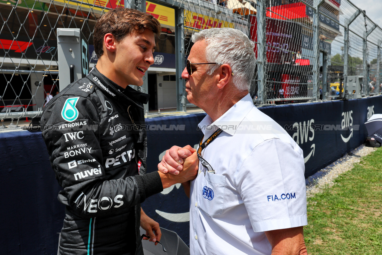 GP SPAGNA, (L to R): George Russell (GBR) Mercedes AMG F1 with Derek Warwick (GBR) FIA Steward on the grid.

04.06.2023. Formula 1 World Championship, Rd 8, Spanish Grand Prix, Barcelona, Spain, Gara Day.

- www.xpbimages.com, EMail: requests@xpbimages.com ¬© Copyright: Batchelor / XPB Images