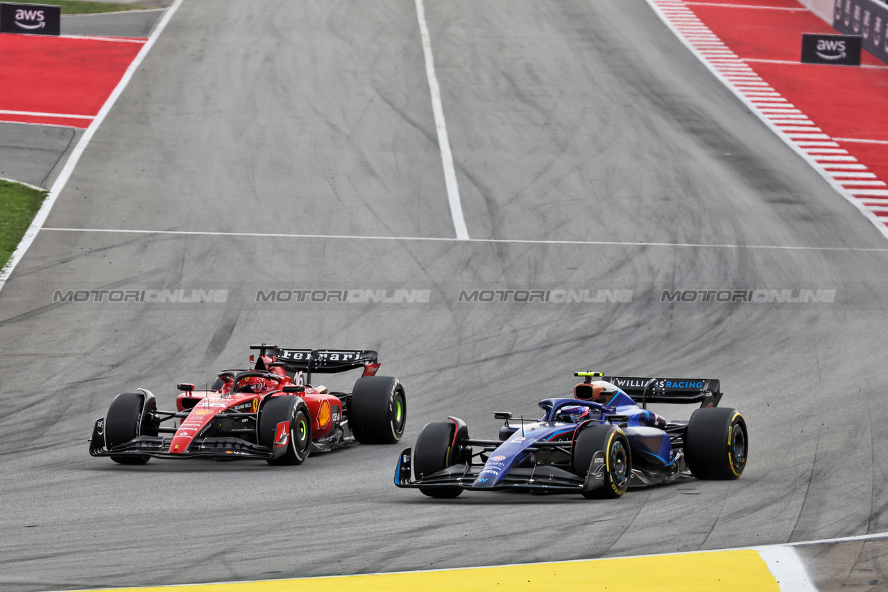 GP SPAGNA, Charles Leclerc (MON) Ferrari SF-23 e Logan Sargeant (USA) Williams Racing FW45 battle for position.

04.06.2023. Formula 1 World Championship, Rd 8, Spanish Grand Prix, Barcelona, Spain, Gara Day.

- www.xpbimages.com, EMail: requests@xpbimages.com ¬© Copyright: Bearne / XPB Images