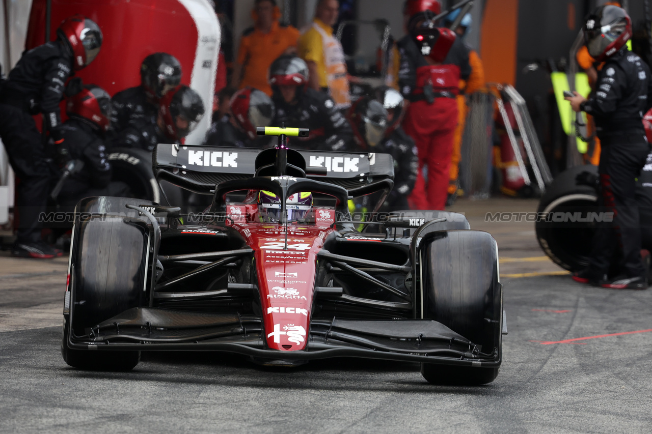 GP SPAGNA, Zhou Guanyu (CHN) Alfa Romeo F1 Team C43 makes a pit stop.

04.06.2023. Formula 1 World Championship, Rd 8, Spanish Grand Prix, Barcelona, Spain, Gara Day.

- www.xpbimages.com, EMail: requests@xpbimages.com ¬© Copyright: Bearne / XPB Images