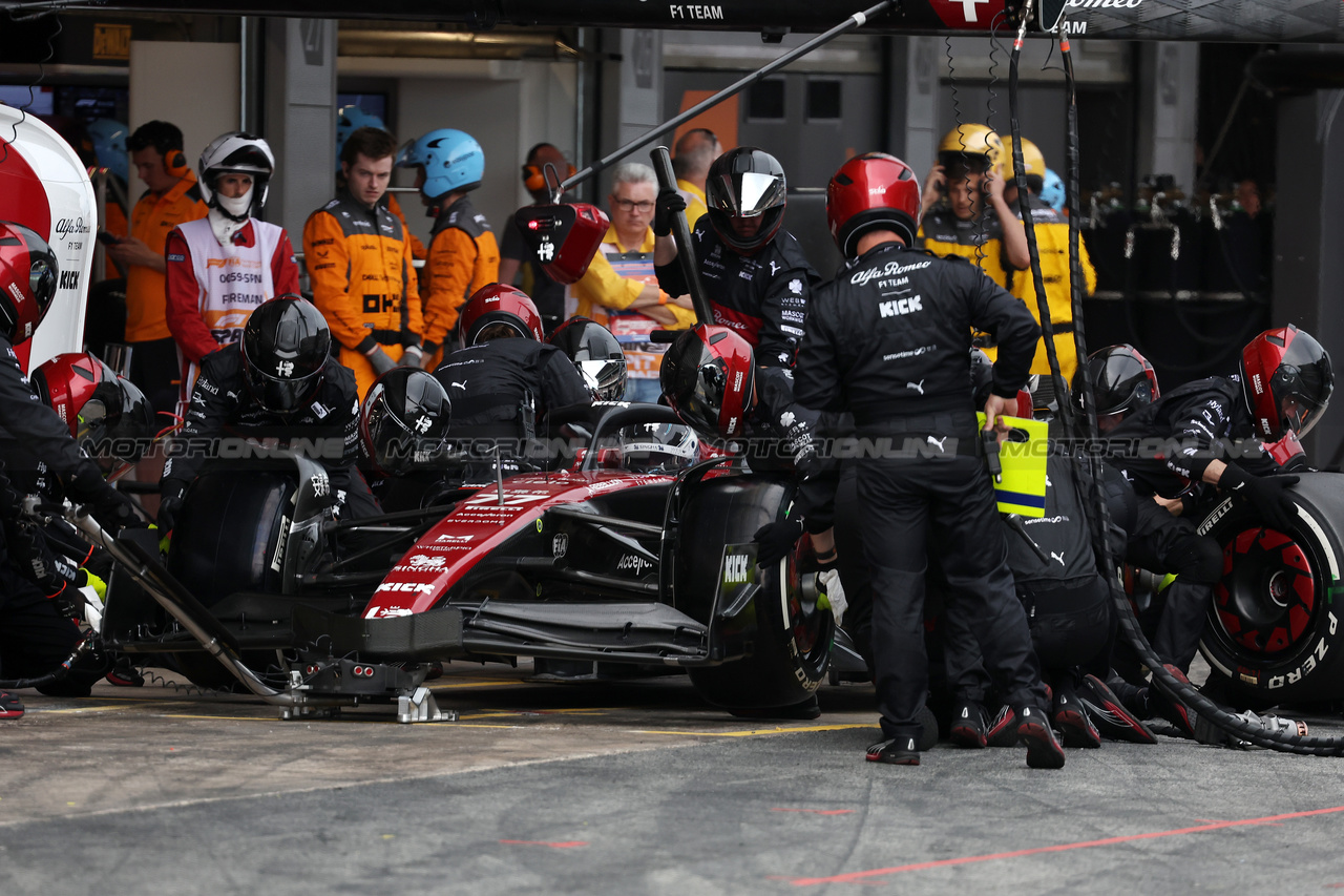 GP SPAGNA, Valtteri Bottas (FIN) Alfa Romeo F1 Team C43 makes a pit stop.

04.06.2023. Formula 1 World Championship, Rd 8, Spanish Grand Prix, Barcelona, Spain, Gara Day.

- www.xpbimages.com, EMail: requests@xpbimages.com ¬© Copyright: Bearne / XPB Images