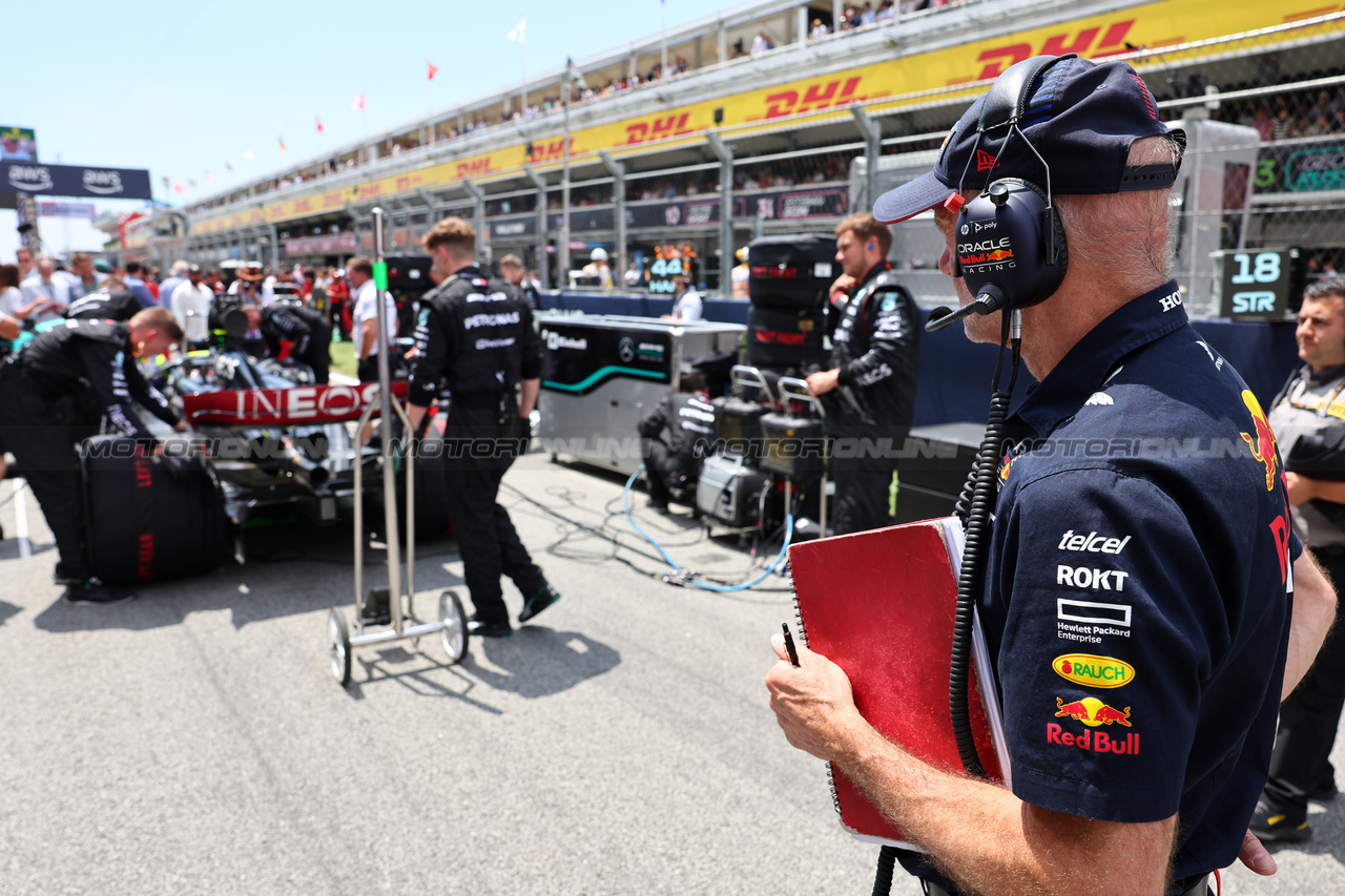 GP SPAGNA, Adrian Newey (GBR) Red Bull Racing Chief Technical Officer looks at Lewis Hamilton (GBR) Mercedes AMG F1 W14 on the grid.

04.06.2023. Formula 1 World Championship, Rd 8, Spanish Grand Prix, Barcelona, Spain, Gara Day.

- www.xpbimages.com, EMail: requests@xpbimages.com ¬© Copyright: Batchelor / XPB Images