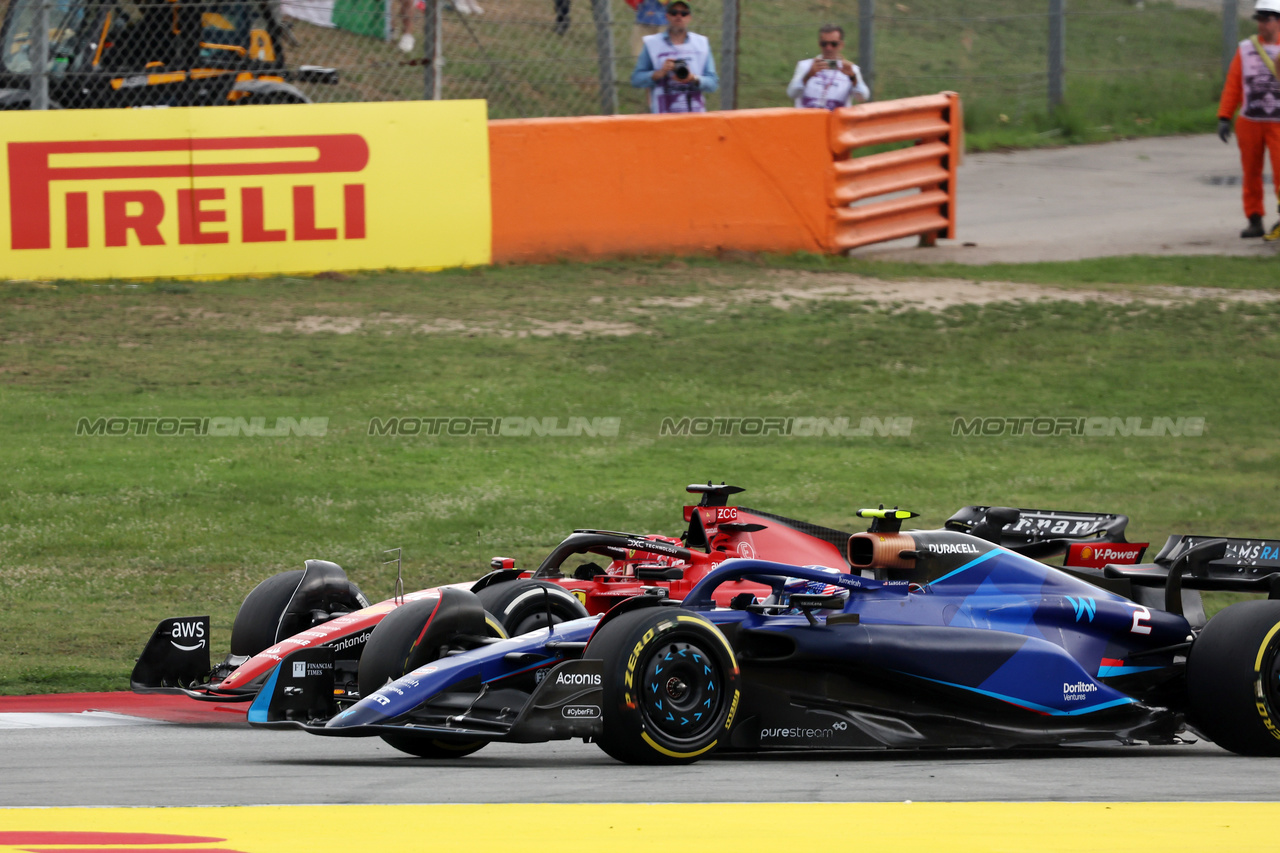 GP SPAGNA, Charles Leclerc (MON) Ferrari SF-23 e Logan Sargeant (USA) Williams Racing FW45 battle for position.

04.06.2023. Formula 1 World Championship, Rd 8, Spanish Grand Prix, Barcelona, Spain, Gara Day.

- www.xpbimages.com, EMail: requests@xpbimages.com ¬© Copyright: Bearne / XPB Images