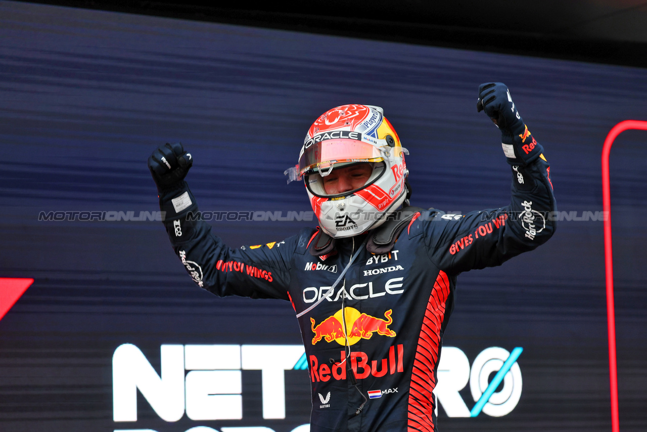 GP SPAGNA, Re Max Verstappen (NLD) Red Bull Racing celebrates in parc ferme.

04.06.2023. Formula 1 World Championship, Rd 8, Spanish Grand Prix, Barcelona, Spain, Gara Day.

- www.xpbimages.com, EMail: requests@xpbimages.com ¬© Copyright: Batchelor / XPB Images