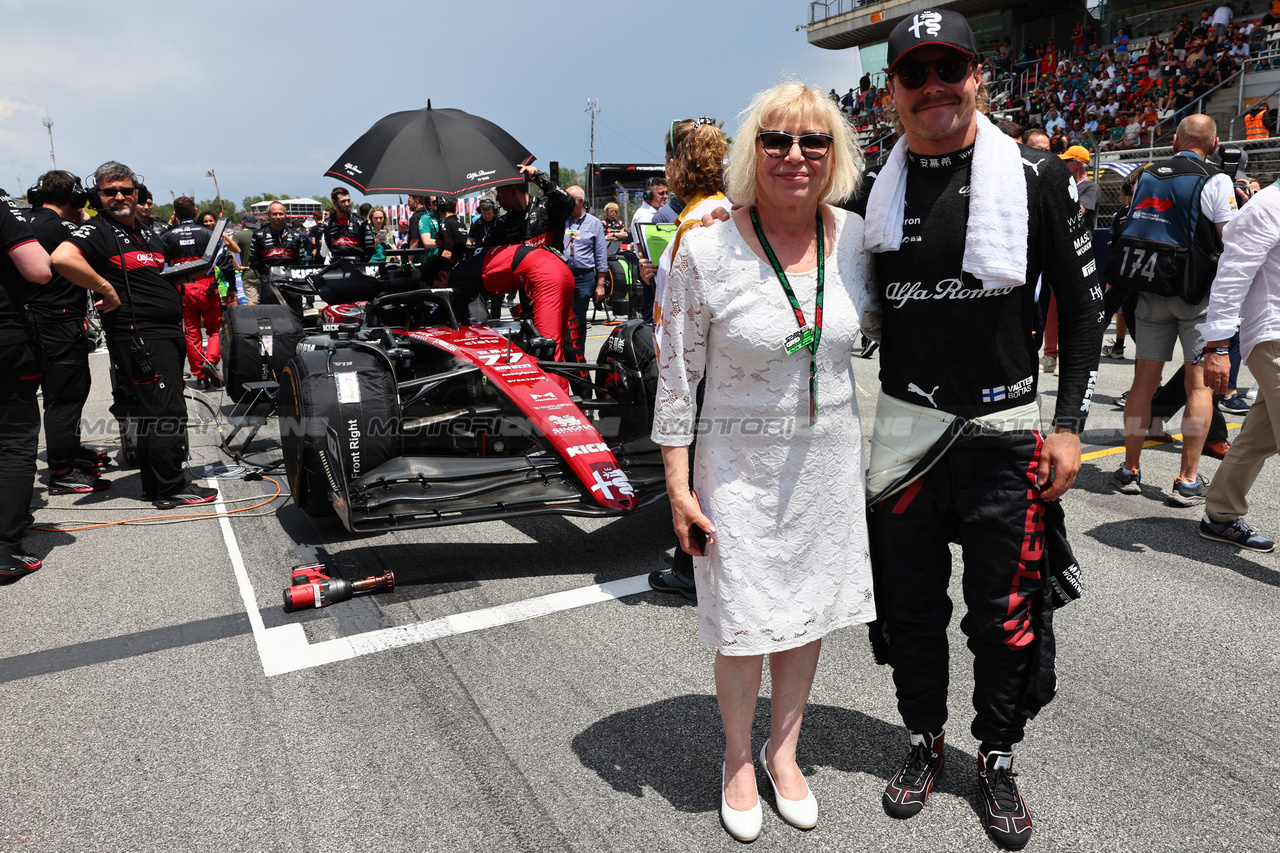 GP SPAGNA, Valtteri Bottas (FIN) Alfa Romeo F1 Team with his mother Marianne Valimaa (FIN) on the grid.

04.06.2023. Formula 1 World Championship, Rd 8, Spanish Grand Prix, Barcelona, Spain, Gara Day.

- www.xpbimages.com, EMail: requests@xpbimages.com ¬© Copyright: Batchelor / XPB Images