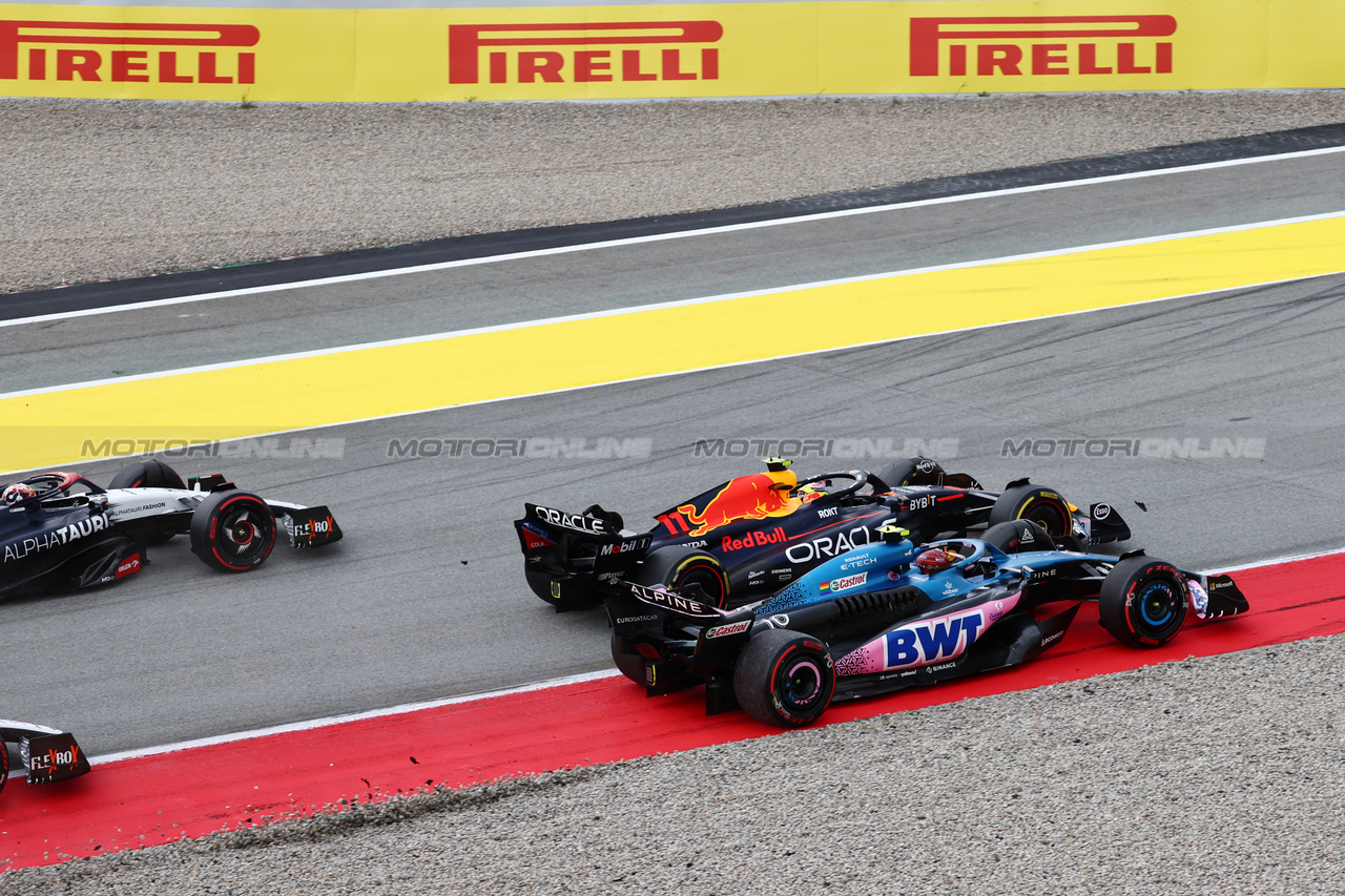 GP SPAGNA, Pierre Gasly (FRA) Alpine F1 Team A523 e Sergio Perez (MEX) Red Bull Racing RB19 at the partenza of the race.

04.06.2023. Formula 1 World Championship, Rd 8, Spanish Grand Prix, Barcelona, Spain, Gara Day.

- www.xpbimages.com, EMail: requests@xpbimages.com ¬© Copyright: Batchelor / XPB Images