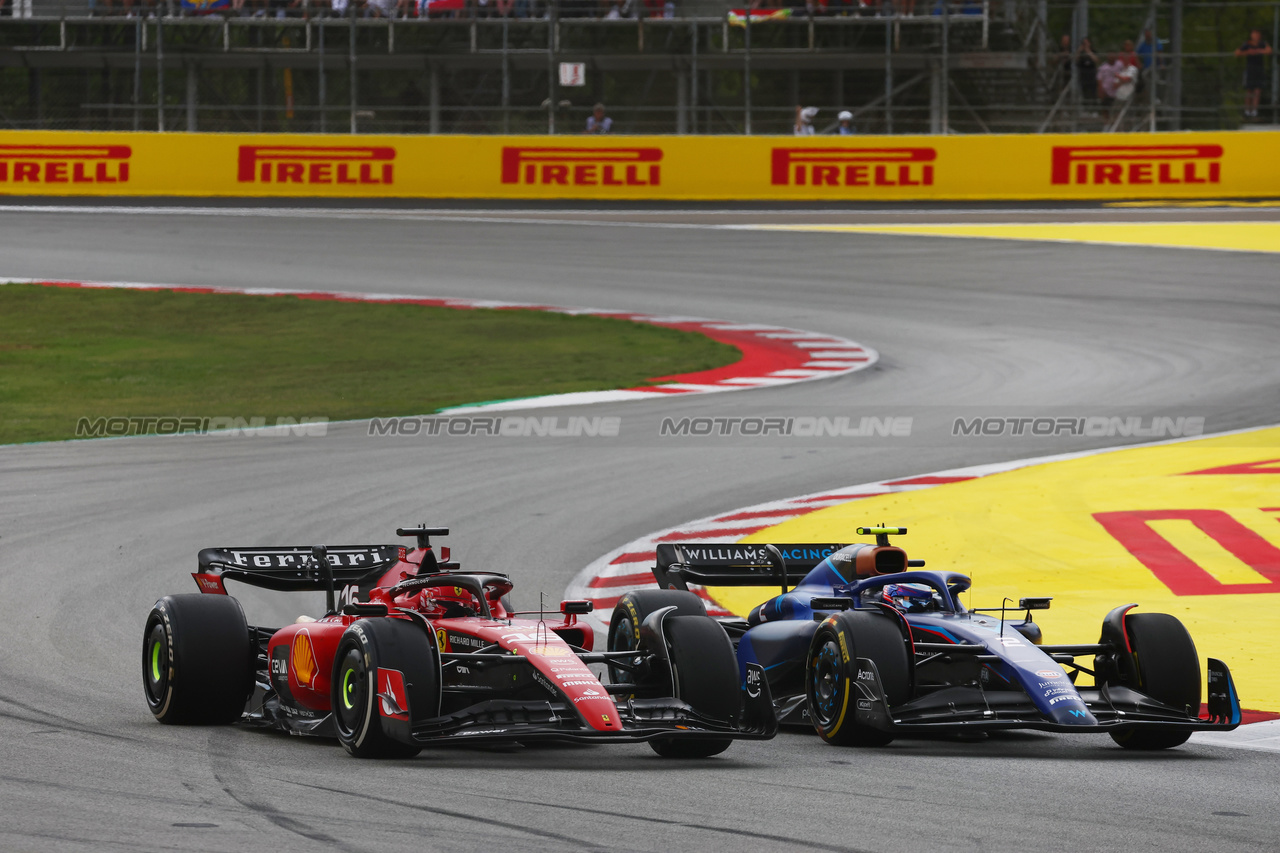 GP SPAGNA, Charles Leclerc (MON) Ferrari SF-23 e Logan Sargeant (USA) Williams Racing FW45 battle for position.

04.06.2023. Formula 1 World Championship, Rd 8, Spanish Grand Prix, Barcelona, Spain, Gara Day.

 - www.xpbimages.com, EMail: requests@xpbimages.com ¬© Copyright: Coates / XPB Images