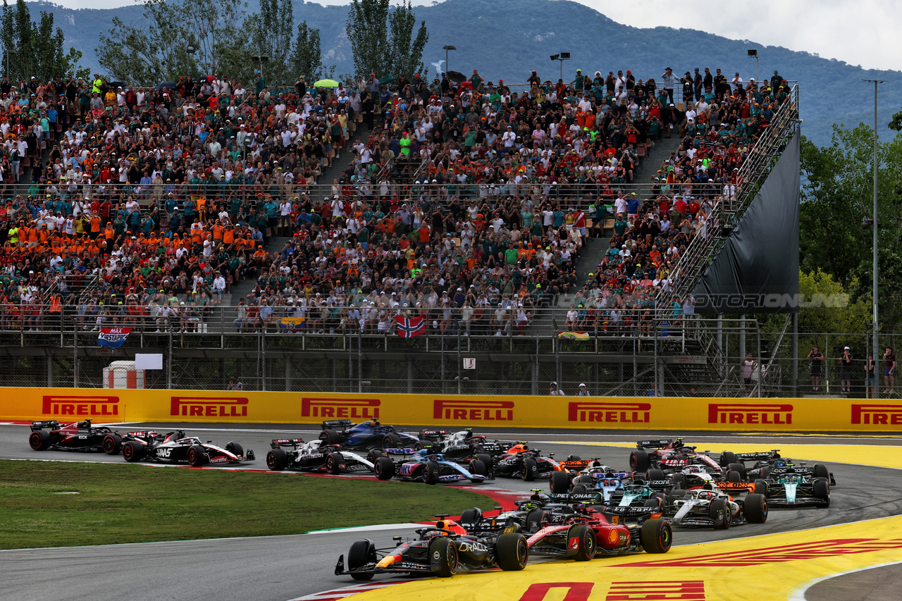 GP SPAGNA, Max Verstappen (NLD) Red Bull Racing RB19 davanti a at the partenza of the race.

04.06.2023. Formula 1 World Championship, Rd 8, Spanish Grand Prix, Barcelona, Spain, Gara Day.

 - www.xpbimages.com, EMail: requests@xpbimages.com ¬© Copyright: Coates / XPB Images