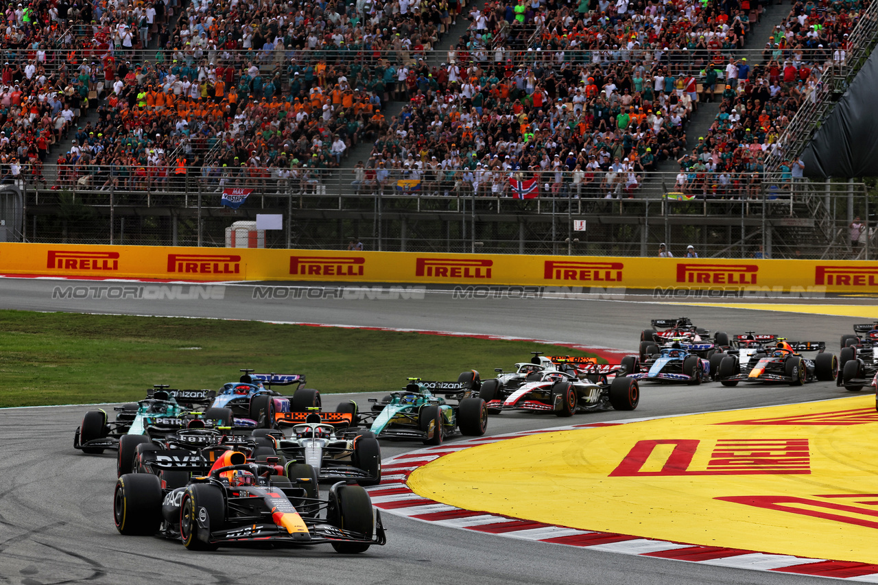 GP SPAGNA, Max Verstappen (NLD) Red Bull Racing RB19 davanti a at the partenza of the race.

04.06.2023. Formula 1 World Championship, Rd 8, Spanish Grand Prix, Barcelona, Spain, Gara Day.

 - www.xpbimages.com, EMail: requests@xpbimages.com ¬© Copyright: Coates / XPB Images