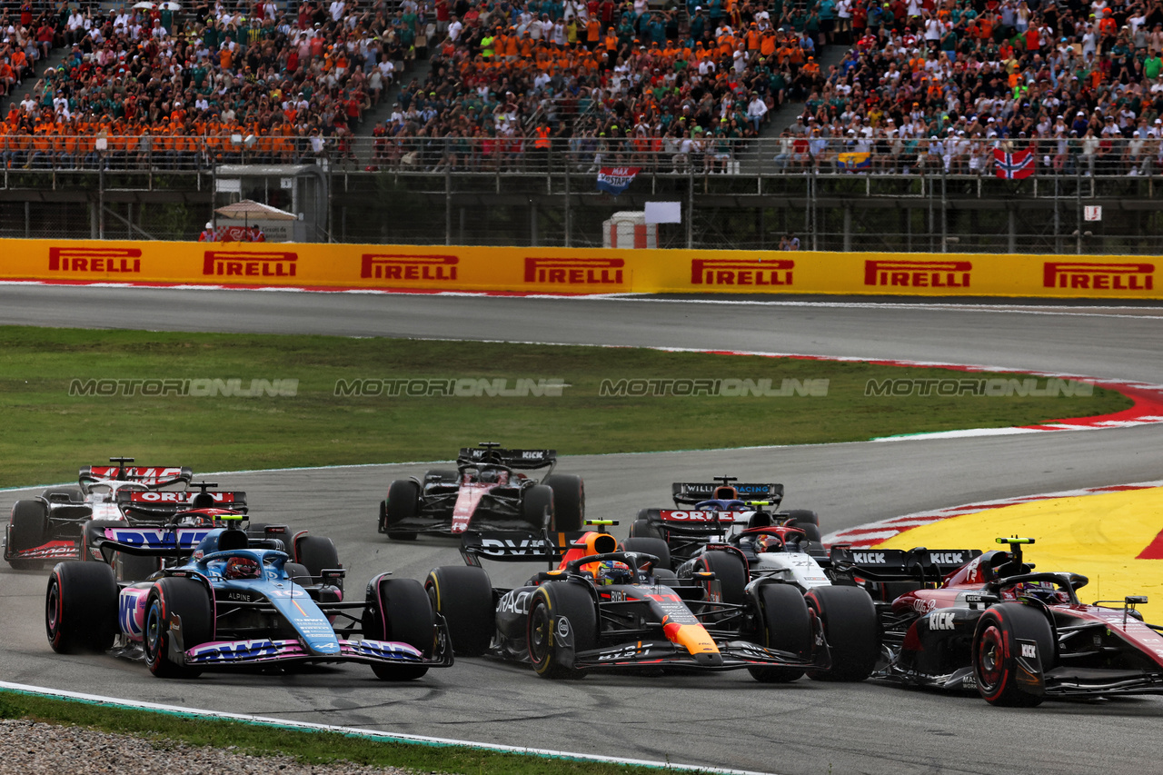 GP SPAGNA, Pierre Gasly (FRA) Alpine F1 Team A523 Sergio Perez (MEX) Red Bull Racing RB19; e Zhou Guanyu (CHN) Alfa Romeo F1 Team C43 at the partenza of the race.

04.06.2023. Formula 1 World Championship, Rd 8, Spanish Grand Prix, Barcelona, Spain, Gara Day.

 - www.xpbimages.com, EMail: requests@xpbimages.com ¬© Copyright: Coates / XPB Images