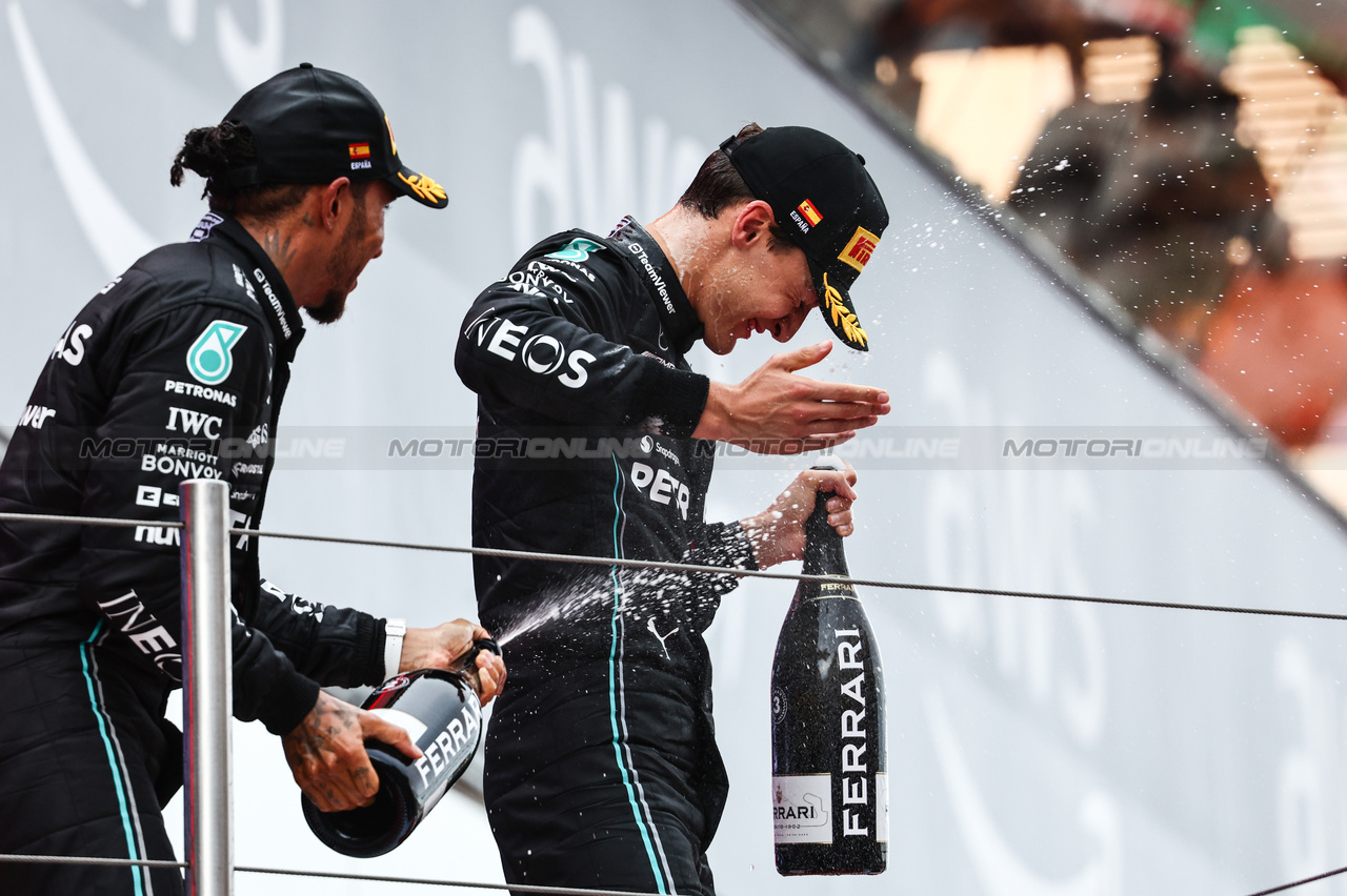 GP SPAGNA, George Russell (GBR), Mercedes AMG F1 e Lewis Hamilton (GBR), Mercedes AMG F1  
04.06.2023. Formula 1 World Championship, Rd 8, Spanish Grand Prix, Barcelona, Spain, Gara Day.
- www.xpbimages.com, EMail: requests@xpbimages.com ¬© Copyright: Charniaux / XPB Images