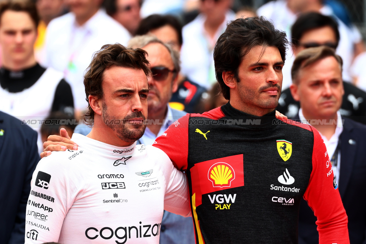 GP SPAGNA, (L to R): Fernando Alonso (ESP) Aston Martin F1 Team e Carlos Sainz Jr (ESP) Ferrari as the grid observes the national anthem.

04.06.2023. Formula 1 World Championship, Rd 8, Spanish Grand Prix, Barcelona, Spain, Gara Day.

 - www.xpbimages.com, EMail: requests@xpbimages.com ¬© Copyright: Coates / XPB Images