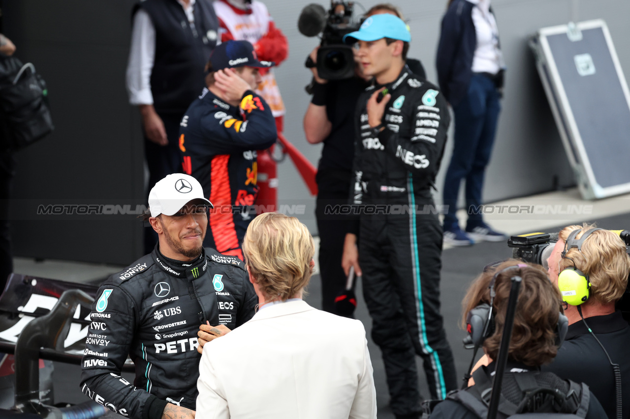 GP SPAGNA, Lewis Hamilton (GBR) Mercedes AMG F1 in parc ferme with Nico Rosberg (GER).

04.06.2023. Formula 1 World Championship, Rd 8, Spanish Grand Prix, Barcelona, Spain, Gara Day.

- www.xpbimages.com, EMail: requests@xpbimages.com ¬© Copyright: Bearne / XPB Images