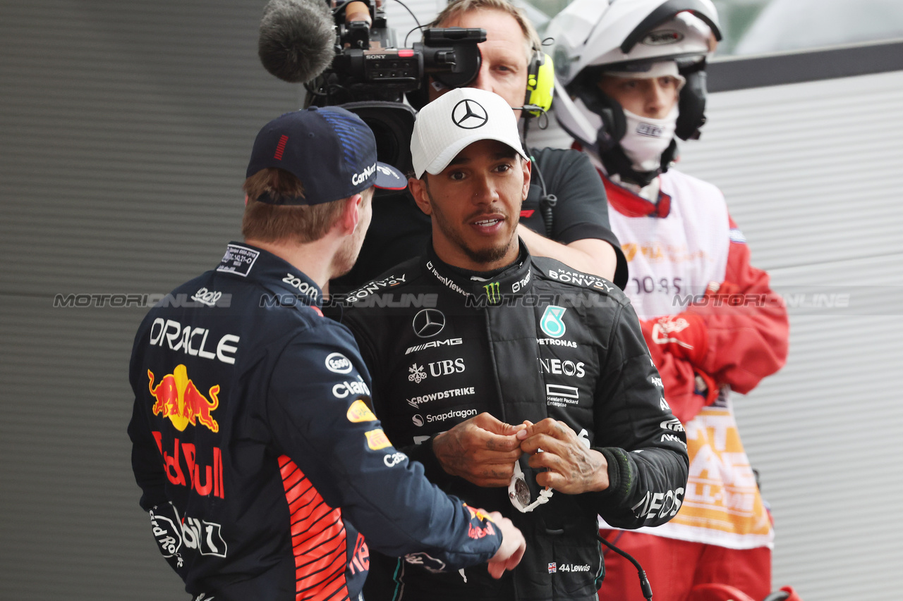 GP SPAGNA, (L to R): Max Verstappen (NLD) Red Bull Racing with Lewis Hamilton (GBR) Mercedes AMG F1 in parc ferme.

04.06.2023. Formula 1 World Championship, Rd 8, Spanish Grand Prix, Barcelona, Spain, Gara Day.

- www.xpbimages.com, EMail: requests@xpbimages.com ¬© Copyright: Bearne / XPB Images