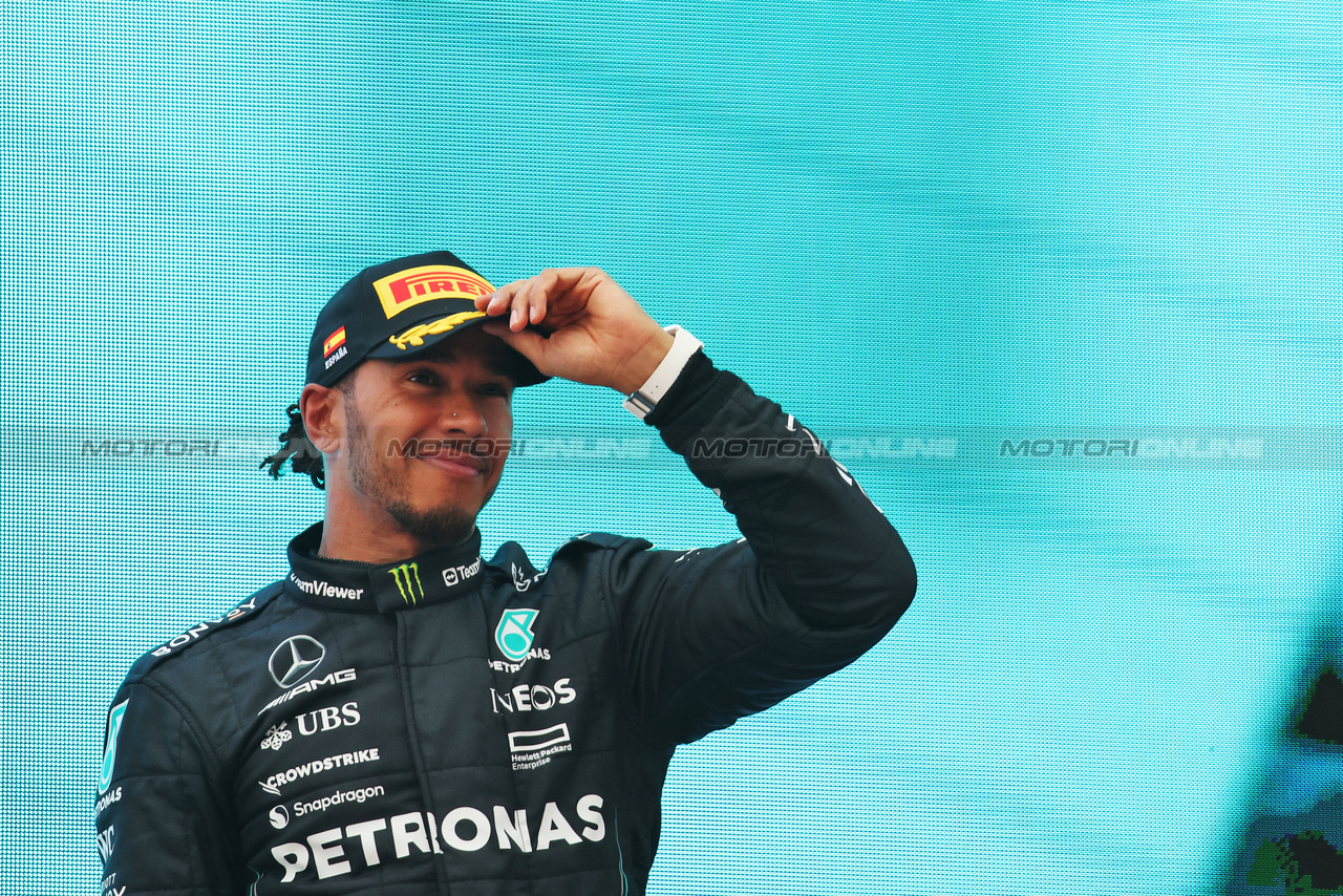 GP SPAGNA, Lewis Hamilton (GBR) Mercedes AMG F1 celebrates his second position on the podium.

04.06.2023. Formula 1 World Championship, Rd 8, Spanish Grand Prix, Barcelona, Spain, Gara Day.

- www.xpbimages.com, EMail: requests@xpbimages.com ¬© Copyright: Bearne / XPB Images